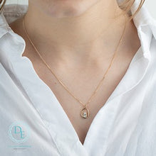 Load image into Gallery viewer, Pendant worn