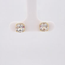 Load and play video in Gallery viewer, short video showing the earrings in a 360° view

