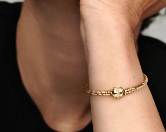 IGEMA Gold Snake Chain Bracelet for Women Girls 14K Gold Plated Adjustable  5MM Flat Flexible Herringbone Link Bracelet Charm Minimalist Jewelry for  Gift 7'' : Amazon.co.uk: Fashion