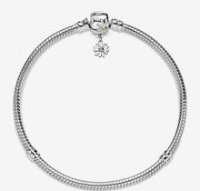 Load image into Gallery viewer, Pandora Moments Daisy Flower Clasp Snake Chain Bracelet - Fifth Avenue Jewellers
